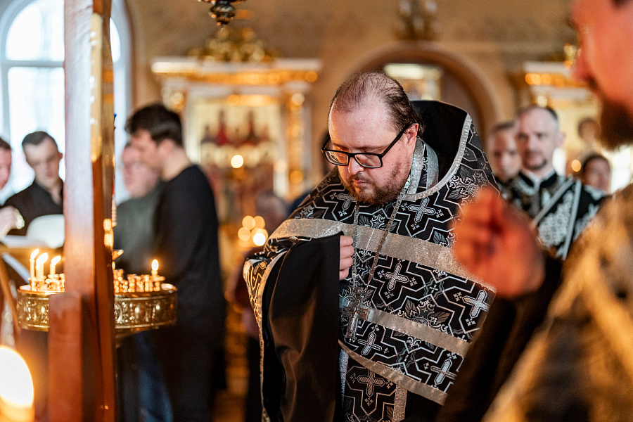 Вечерня с чтением акафиста Страстям Христовым в Александро-Невском храме города Видное